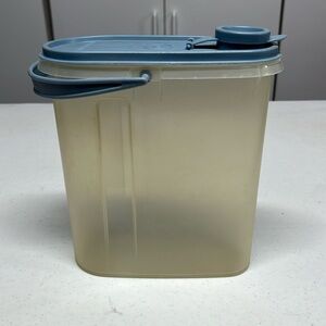 Vintage Tupperware Beverage Buddy 2 Qt Pitcher Blue Pour Seal Lid